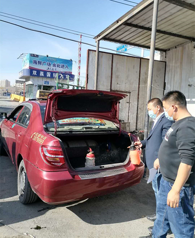 圖為：車隊隊長指導車輛如何規范消殺工作_副本.jpg