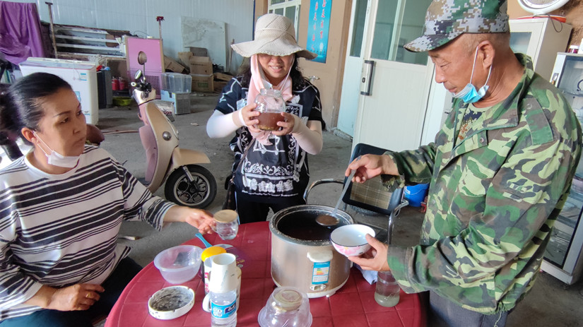 圖為：烏蘇北園春市場工會為員工發放降溫防暑福利_副本.jpg